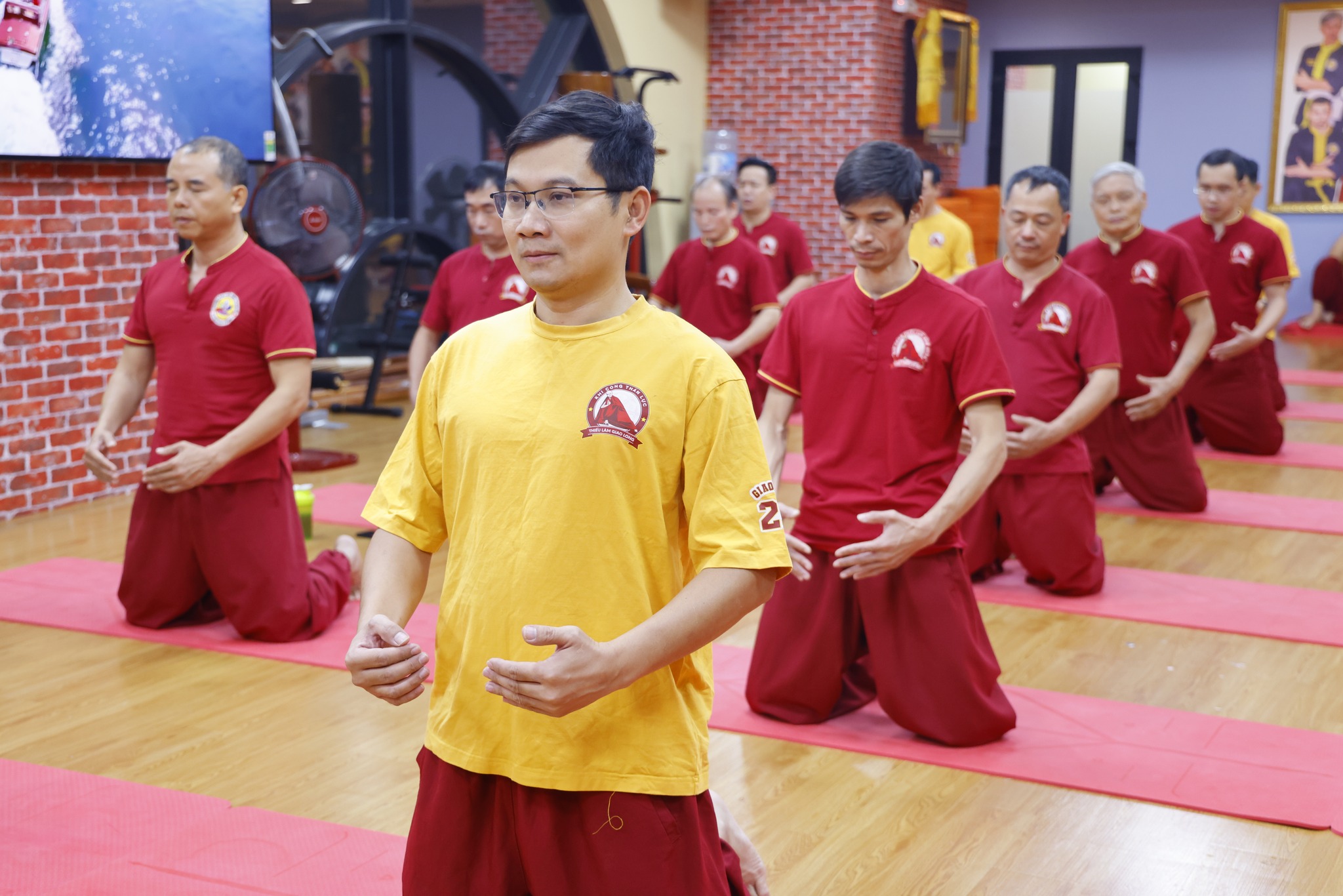DÂN VĂN PHÒNG: NGỒI NHIỀU KHÔNG CHỈ MỎI – MÀ CÒN GÂY HẠI SỨC KHỎE