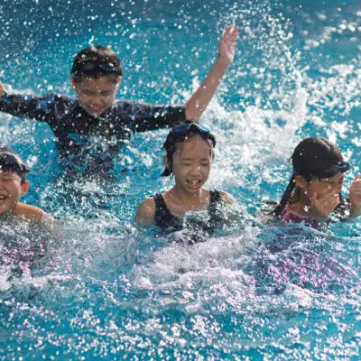 Bơi lội giúp bé phát triển chiều cao tốt hơn