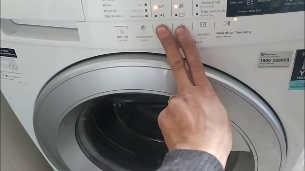 Hướng dẫn chi tiết cách mở khóa máy giặt electrolux 2024