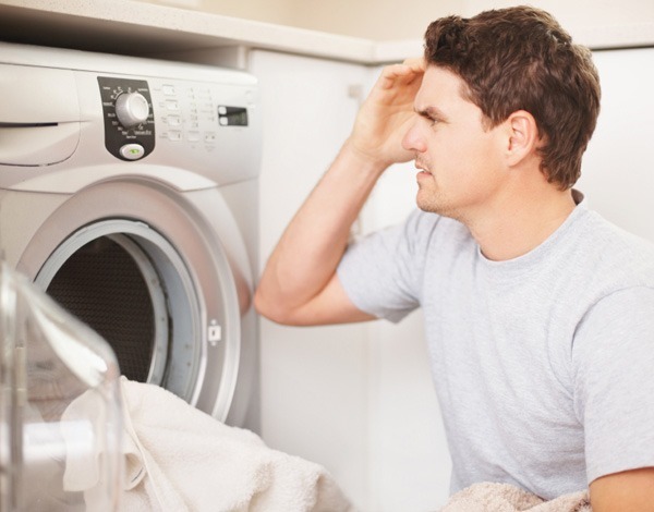 Máy giặt bị mất cân bằng nguyên nhân làm máy giặt rỉ nước dưới gầm