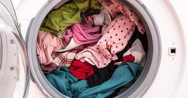 Cho nhiều quần áo vào giặt nhanh 1 lần dẫn đến vấn đề quá tải đồ trong máy giặt