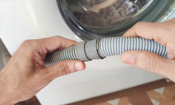 Bạn chỉ cần làm thẳng ống thoát nước hoặc thay bằng ống mới 