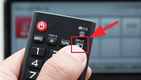 Chọn Source hoặc Input trên remote tivi