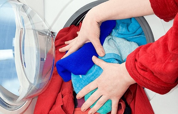 Cho quá nhiều quần áo vào máy giặt dẫn đến quá tải và máy giặt không hoạt động