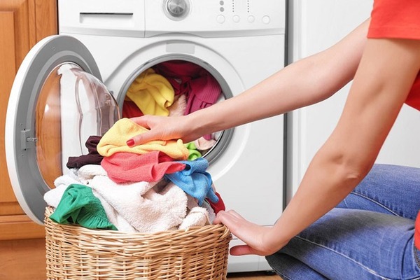 Một lần giặt nhiều quần áo gây quá tải làm  máy giặt tự dừng đột ngột