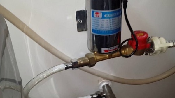 Bạn có thể lắp đặt thêm máy bơm phụ (bơm trợ lực) cho bồn chứa nước 