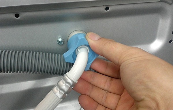 Kiểm tra ống cấp, thoát nước để để ngăn tình trạng máy giặt bị chảy nước ra ngoài