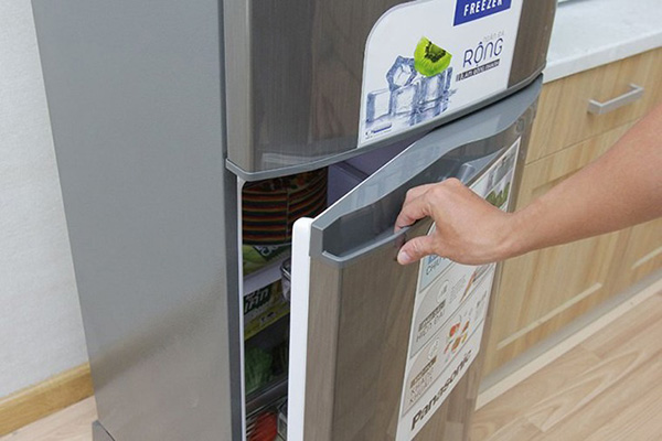 Quên đóng cửa tủ lạnh khiến đèn báo hiệu nhấp nháy