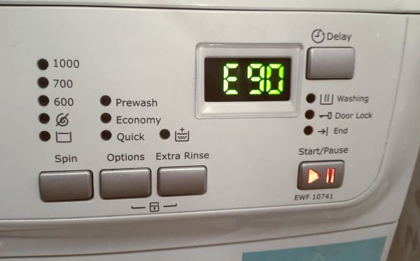 Lỗi E90 khá phổ biến khi dùng máy giặt Electrolux