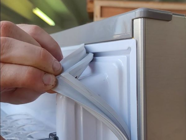 Tháo ron cũ trên tủ lạnh Samsung