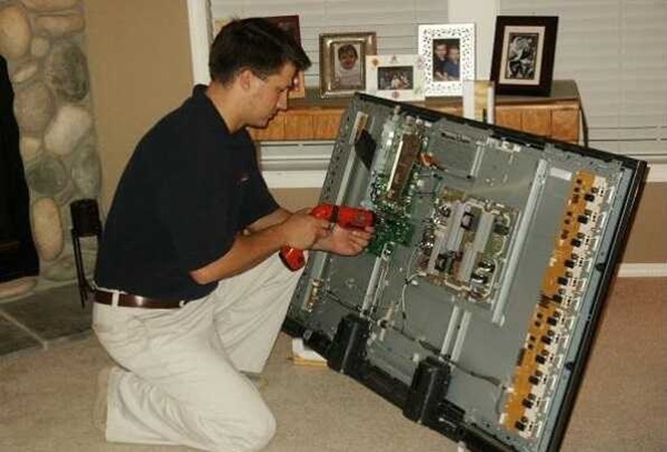 Tivi bị trắng màn hình là do Mainboard gặp sự cố