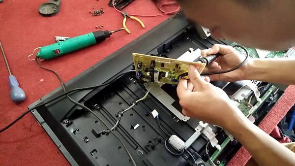 dịch vụ sửa chữa khi gặp phải tình trạng Tivi Sony bị trắng màn hình