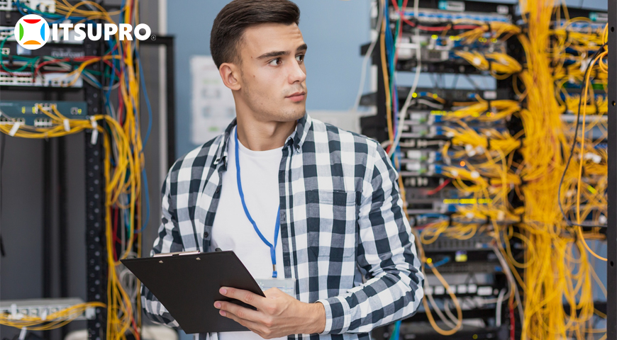 Kỹ thuật viên kiểm tra hoạt động máy chủ để đánh giá liên tục