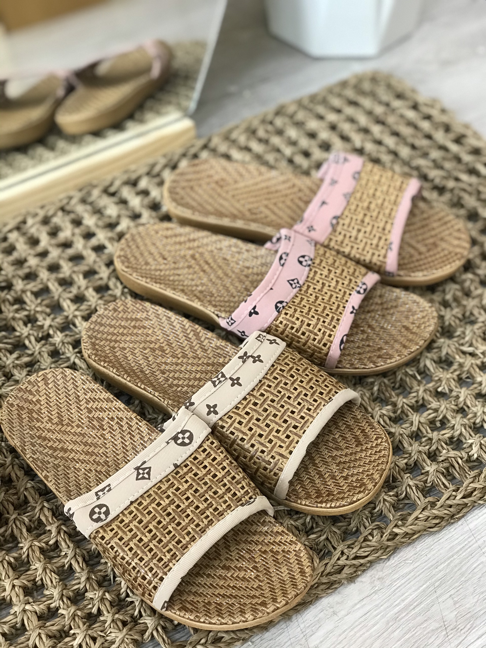 Dép bảng ngang cói phối LV