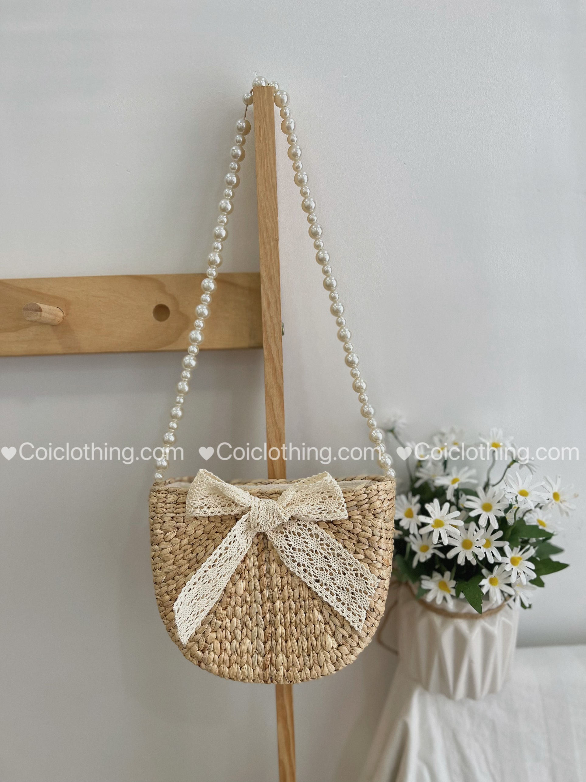 Lục bình đeo chéo dây ngọc