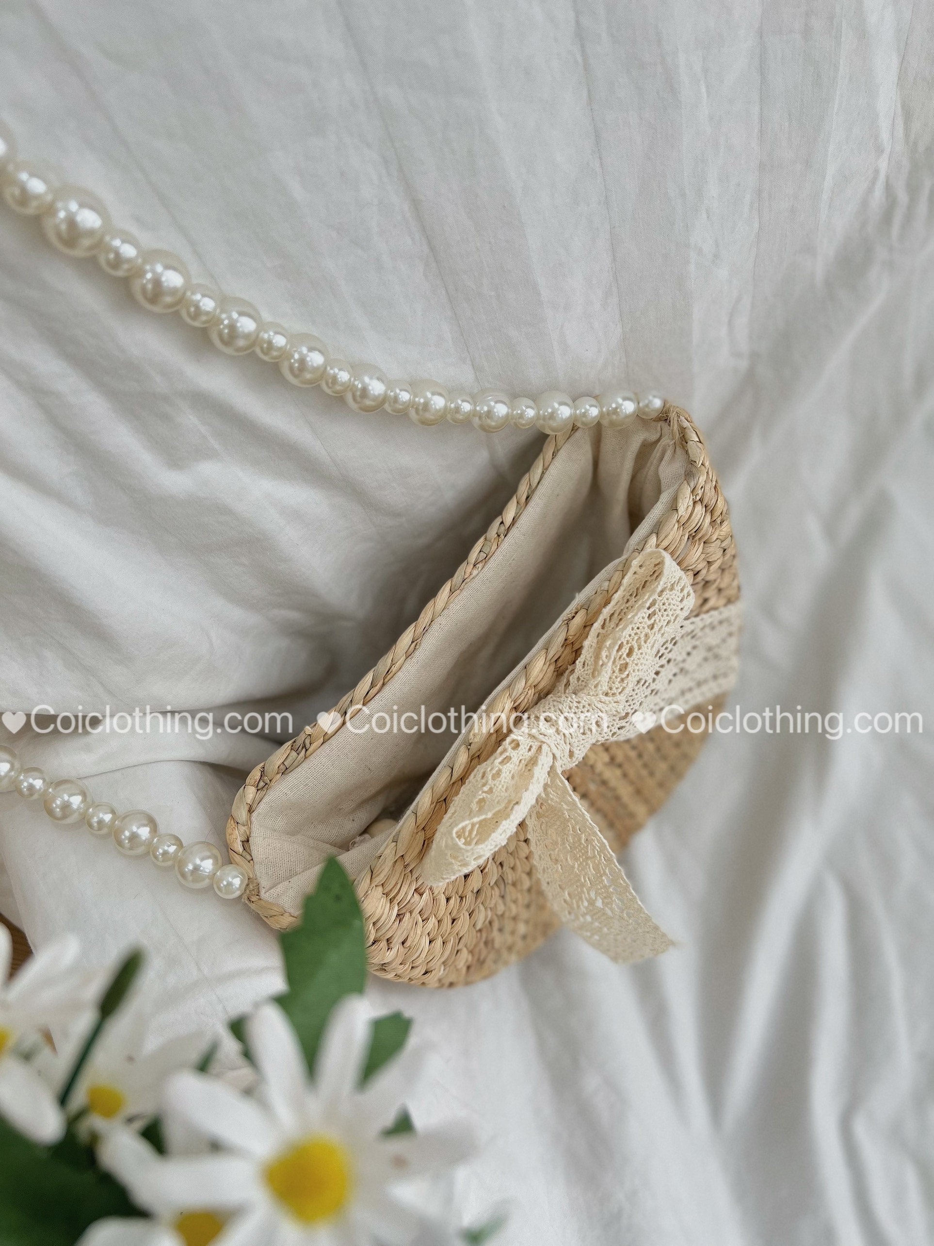Lục bình đeo chéo dây ngọc