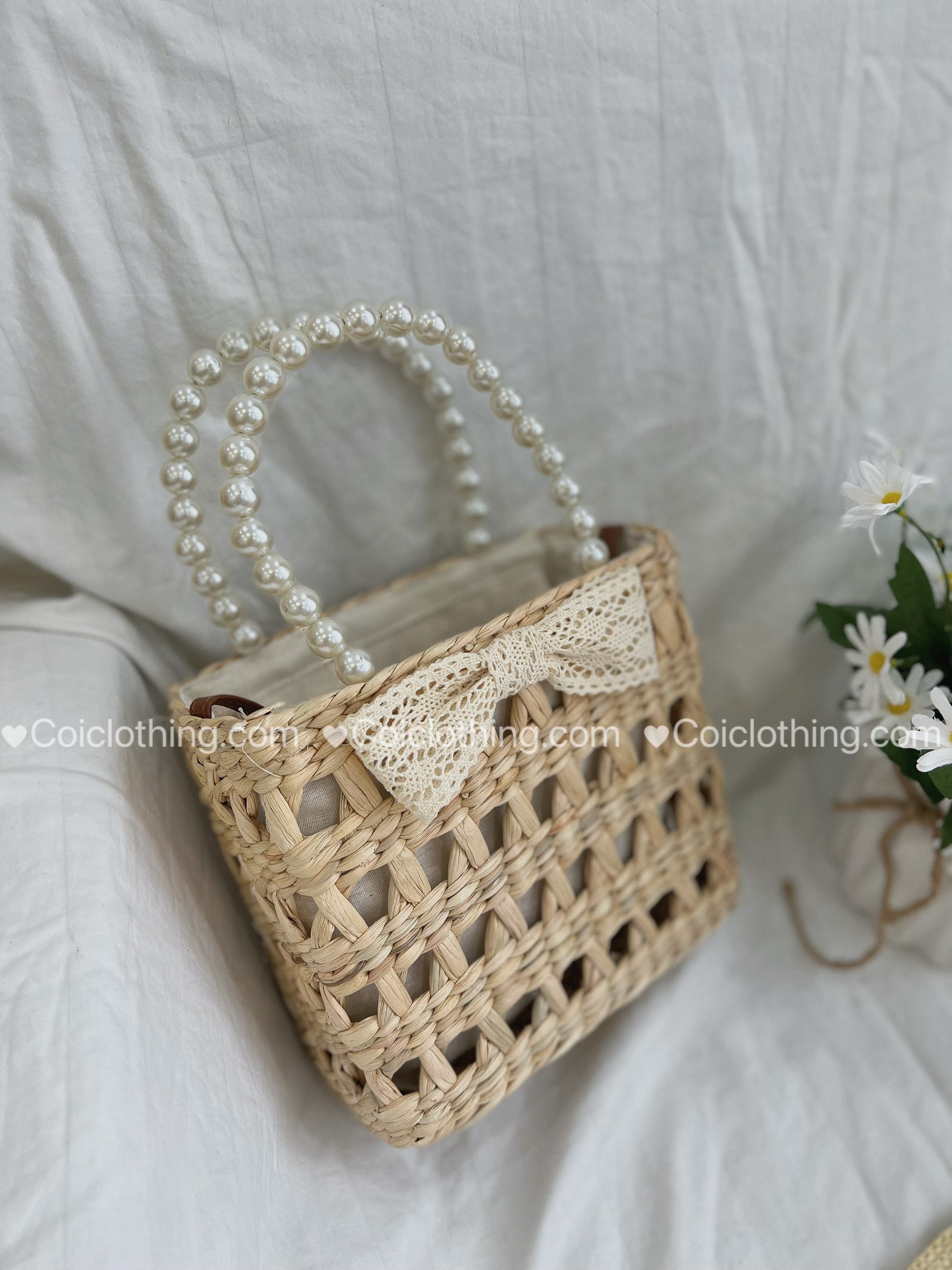 Lục bình vuông đeo quai ngọc
