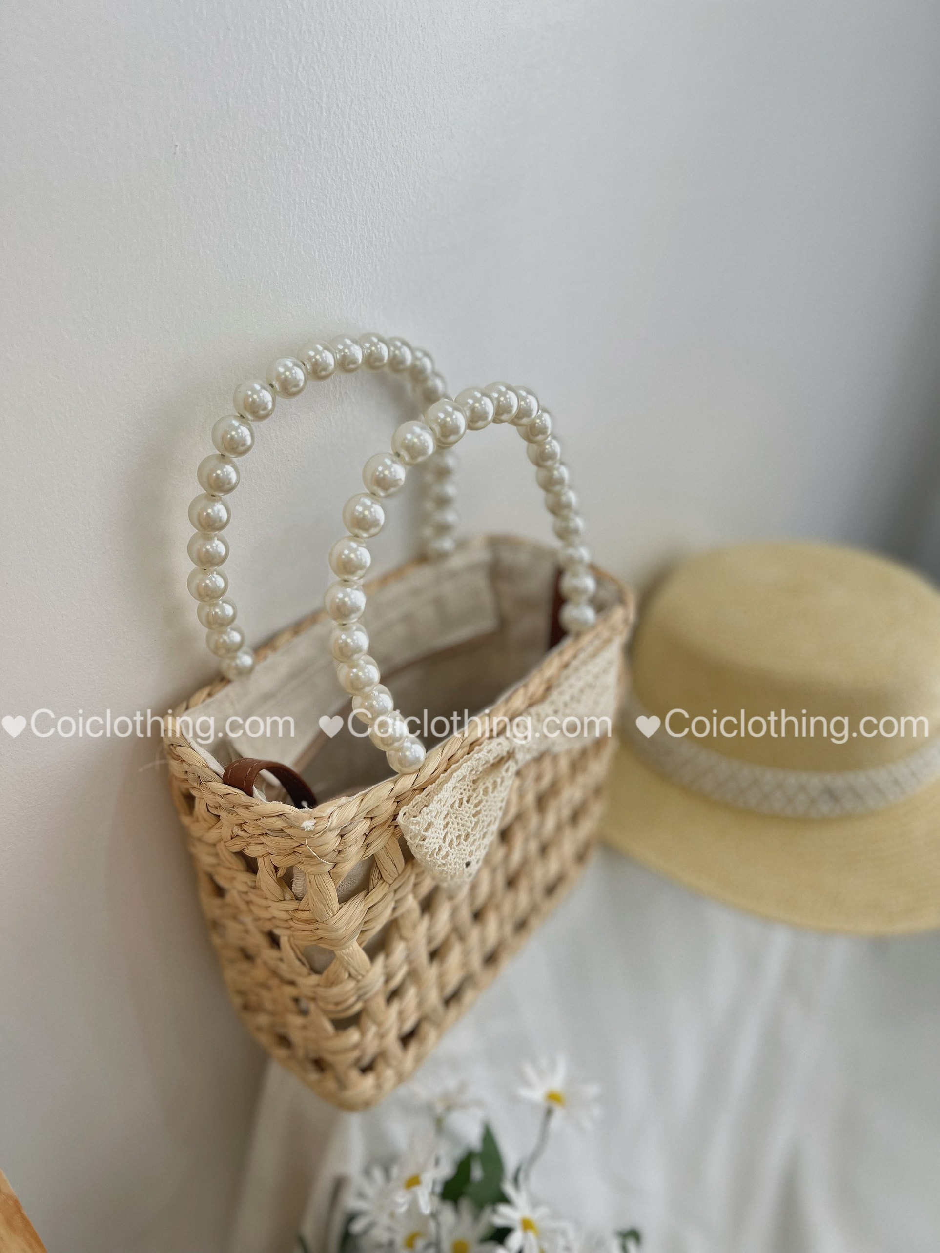 Lục bình vuông đeo quai ngọc