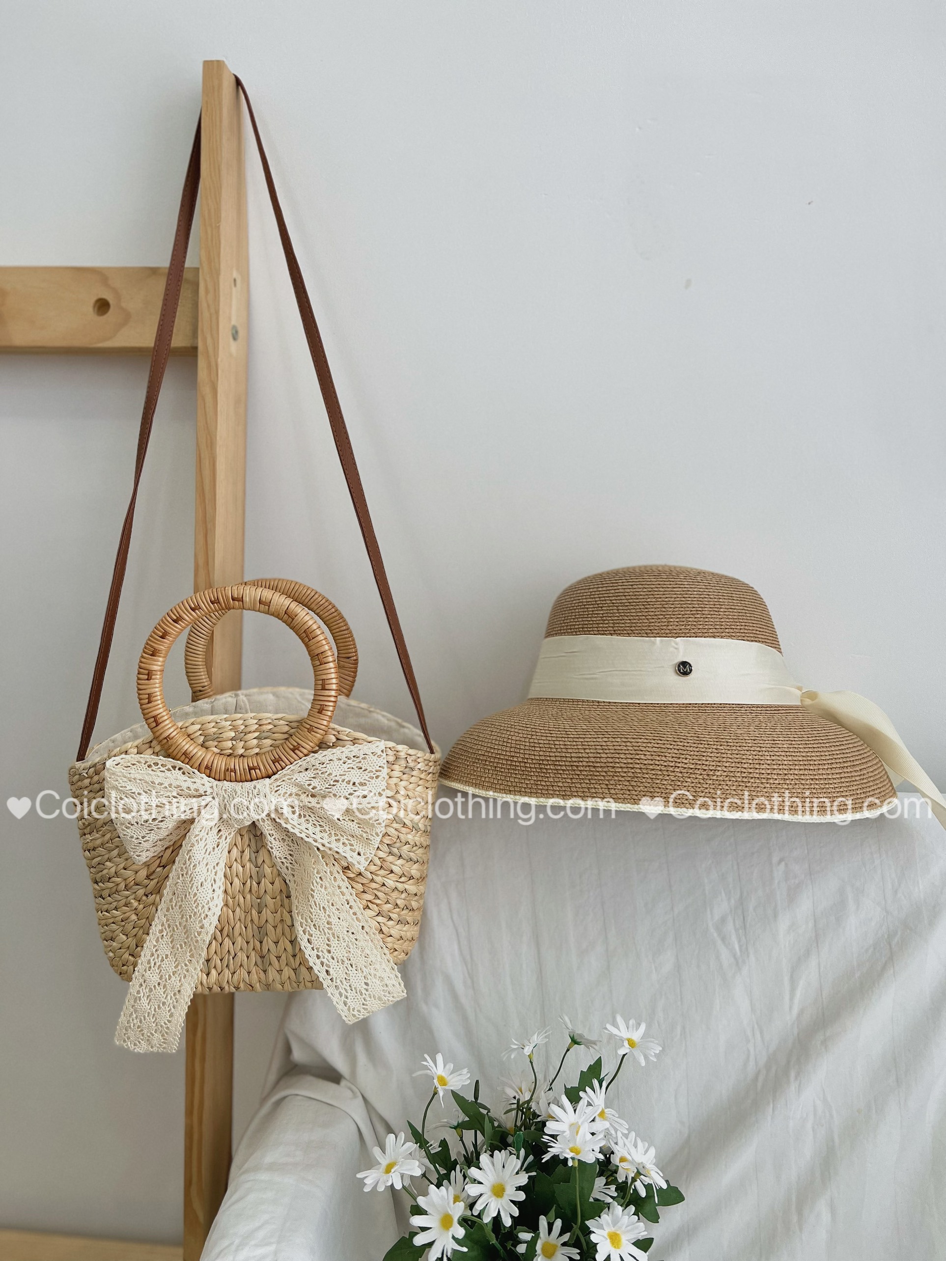 Lục bình đeo chéo quai gỗ