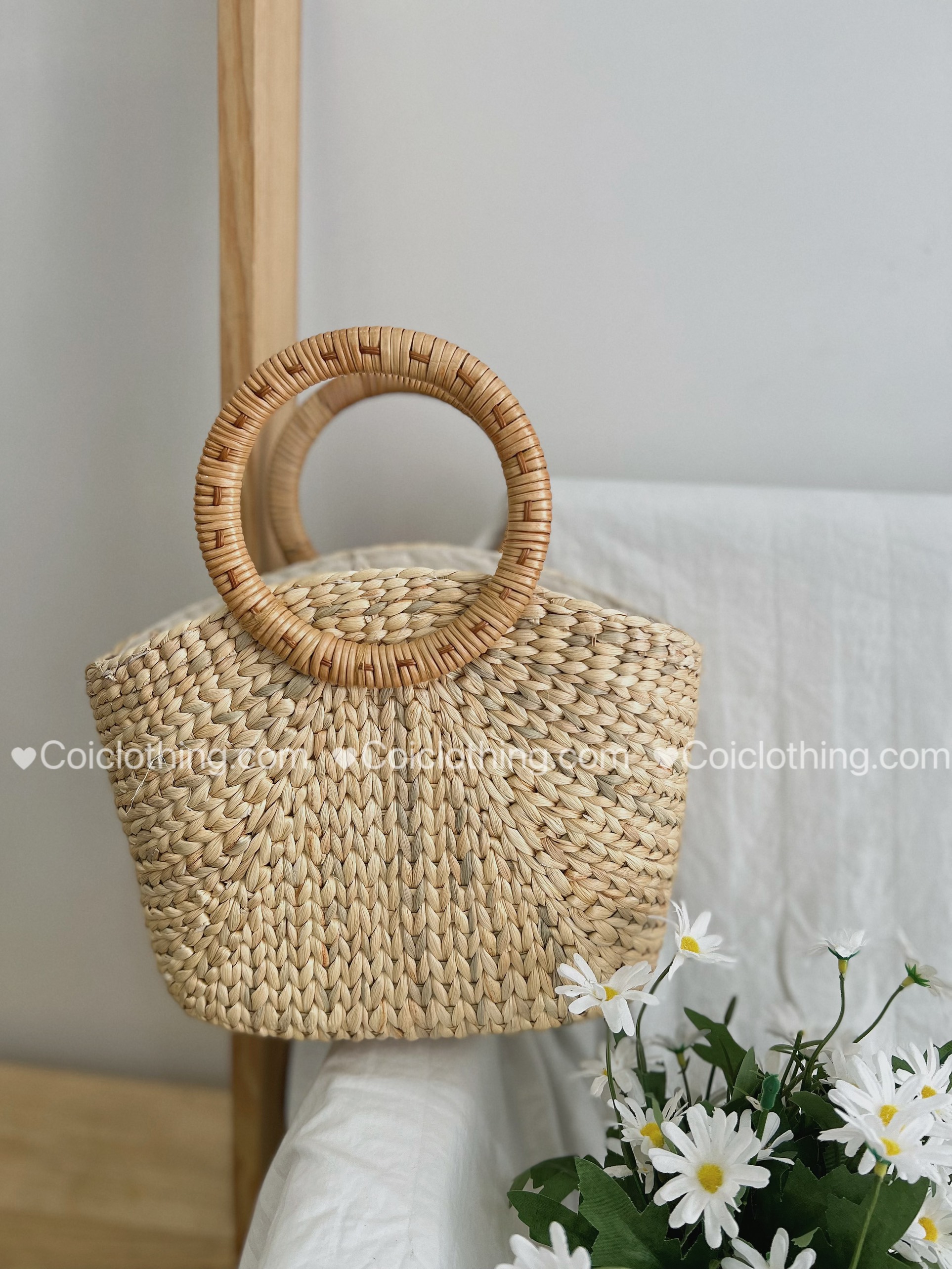 Lục bình đeo chéo quai gỗ