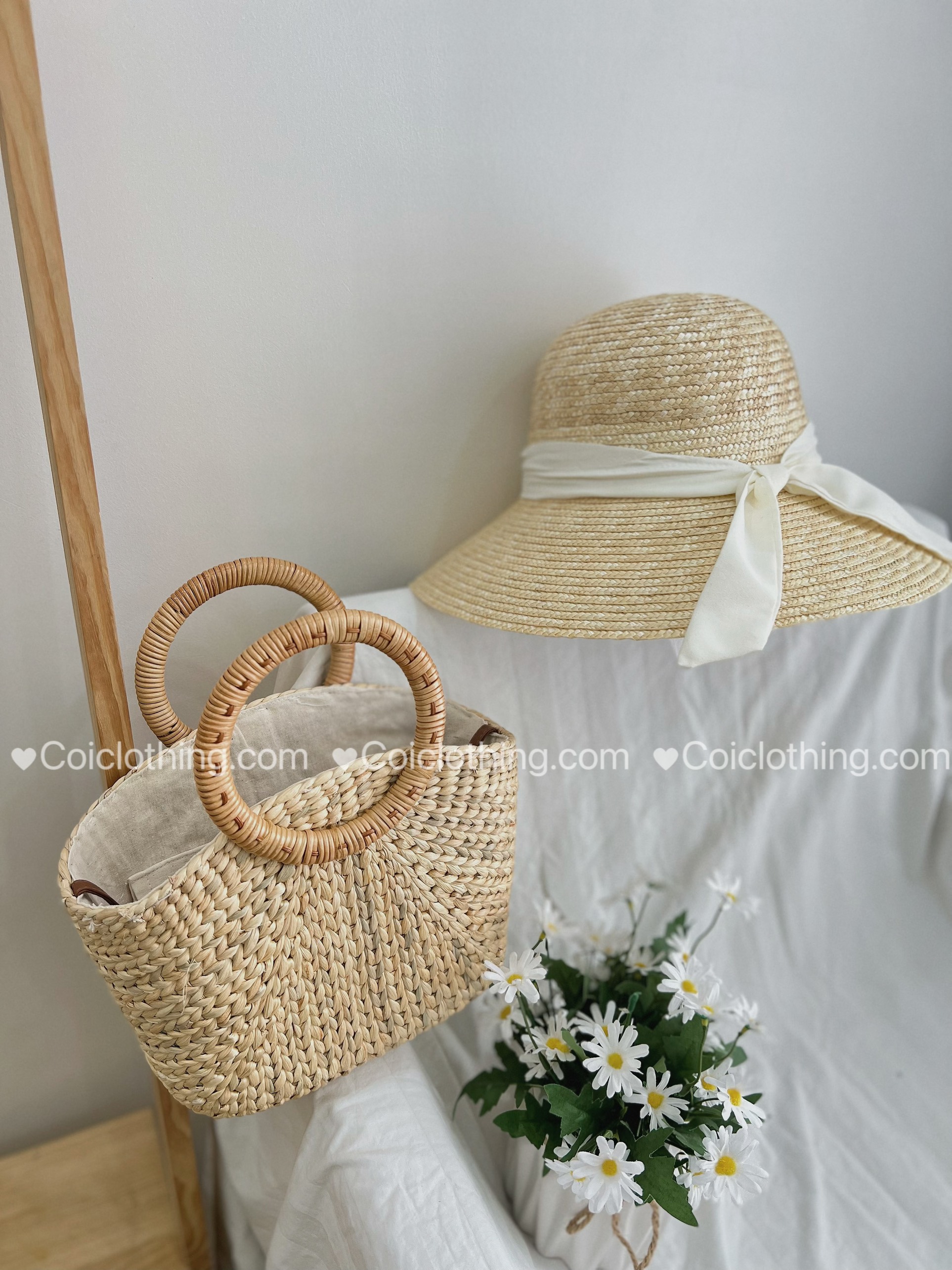 Lục bình đeo chéo quai gỗ