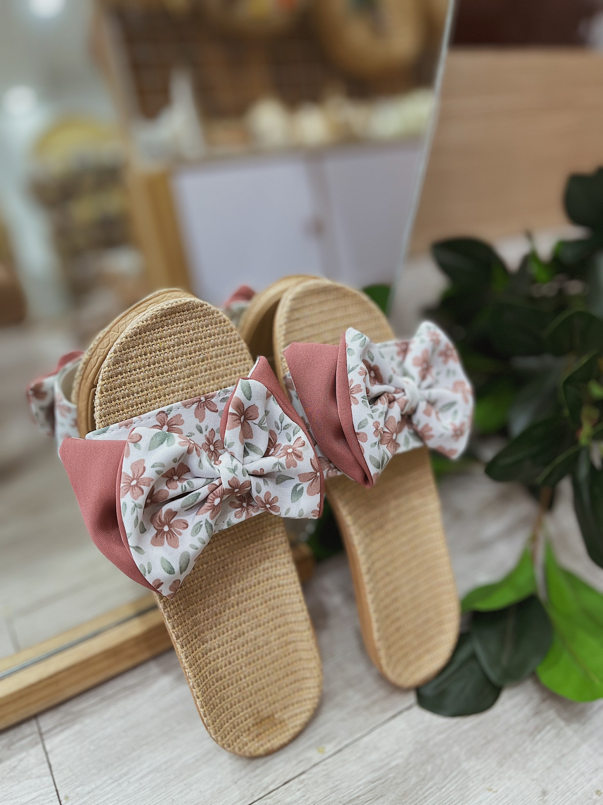Dép cói hoa trắng bảng ngang nơ to