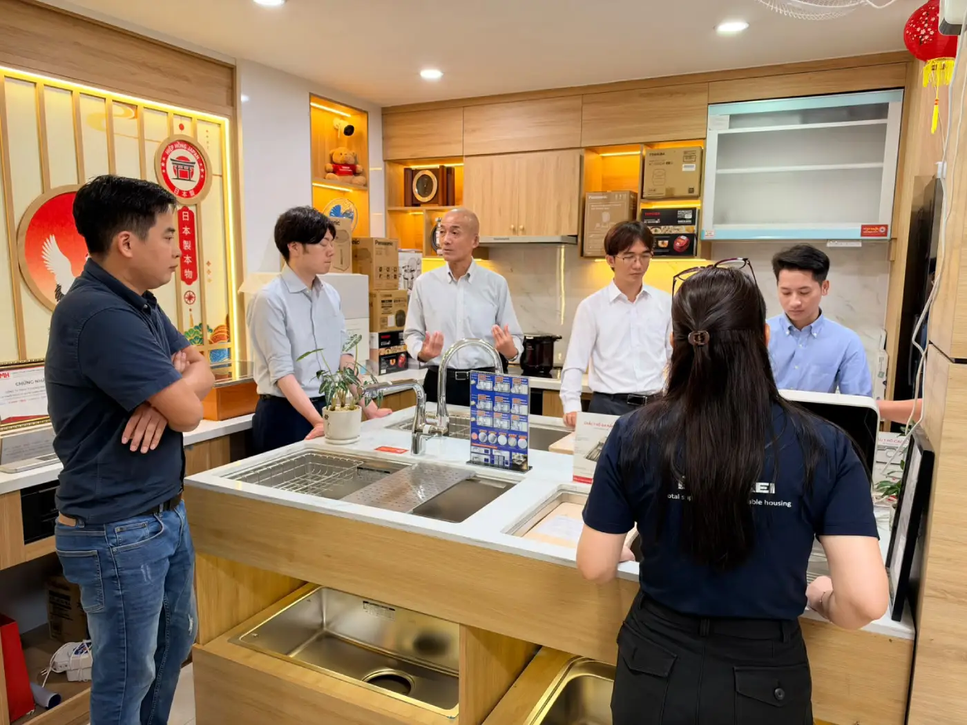 Đại diện KVK và Hiệp Hồng Japan trao đổi tại khu vực trưng bày thiết bị bếp.