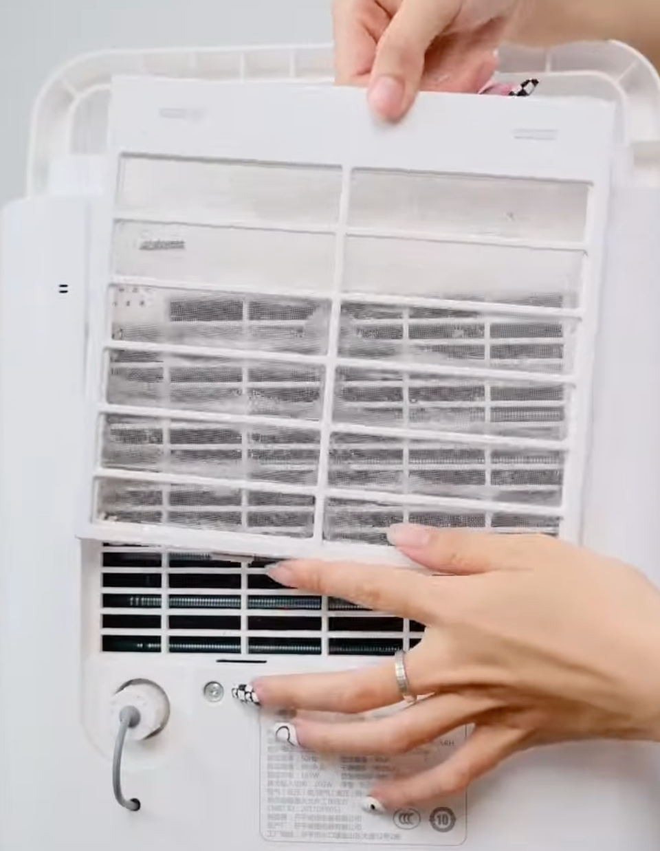 Hướng dẫn vệ sinh máy hút ẩm đúng cách và an toàn tại nhà