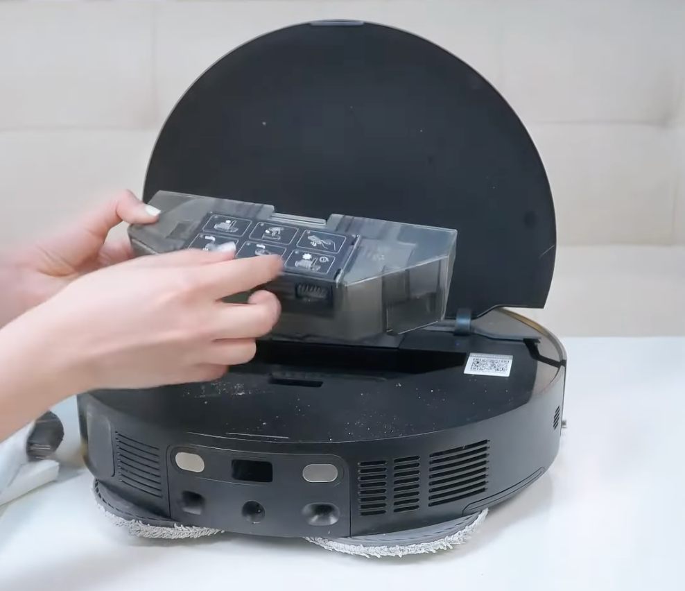 vệ sinh hộp đựng rác của Robot hút bụi lau nhà Roborock