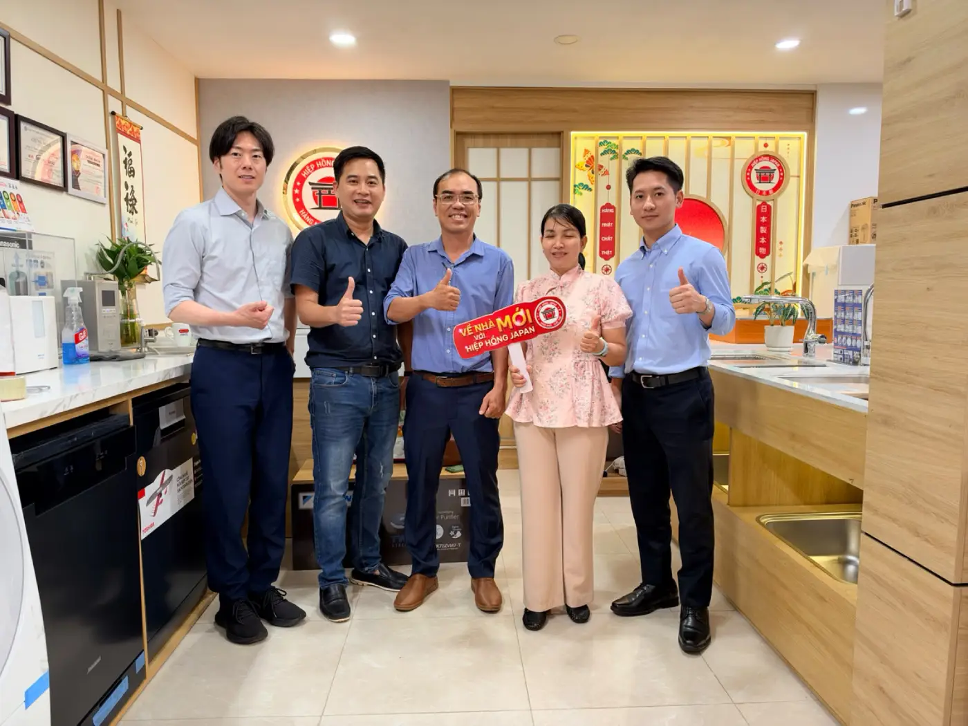 Đại diện các bên chụp ảnh lưu niệm sau buổi tham quan và làm việc tại showroom Hiệp Hồng Japan.
