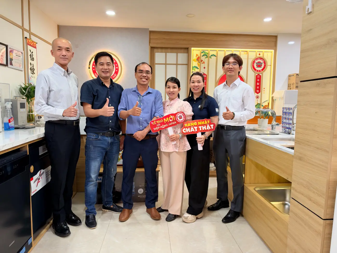 Đại diện các bên tại khu vực trưng bày của Hiệp Hồng Japan.