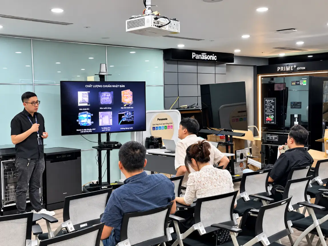 Các thành viên Hiệp Hồng Japan tham dự buổi đào tạo và tìm hiểu công nghệ thiết bị Panasonic