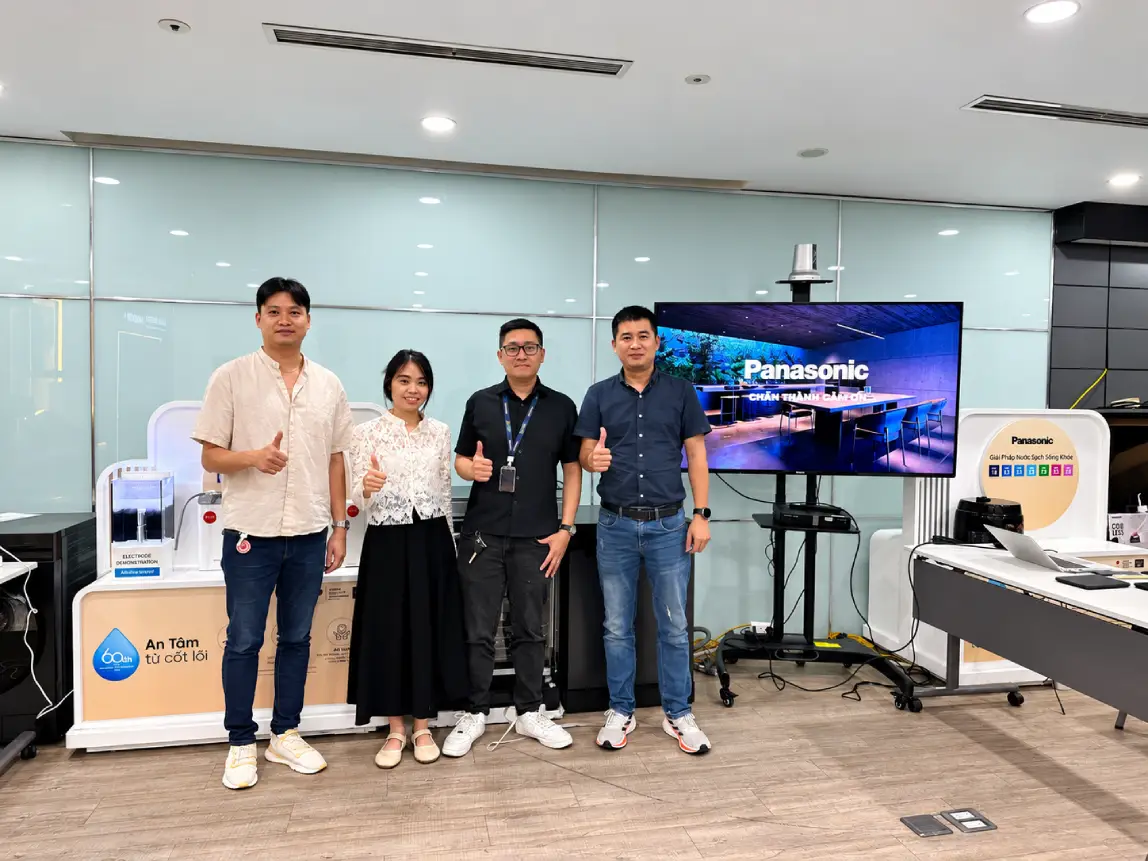 Hiệp Hồng Japan chụp ảnh tại khu vực giới thiệu giải pháp máy lọc nước Panasonic