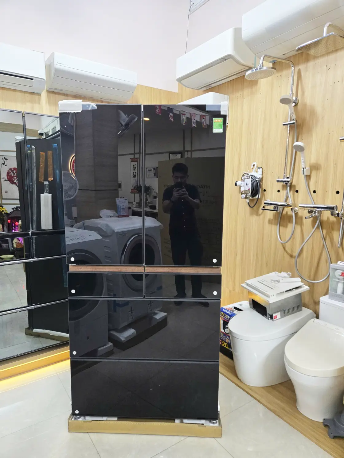 Hitachi R-GW670TV-XK màu đen pha lê chụp thực tế tại showroom