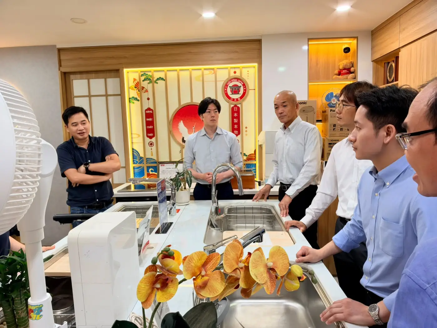 Buổi trao đổi trực tiếp tại khu vực trưng bày sản phẩm của Hiệp Hồng Japan.