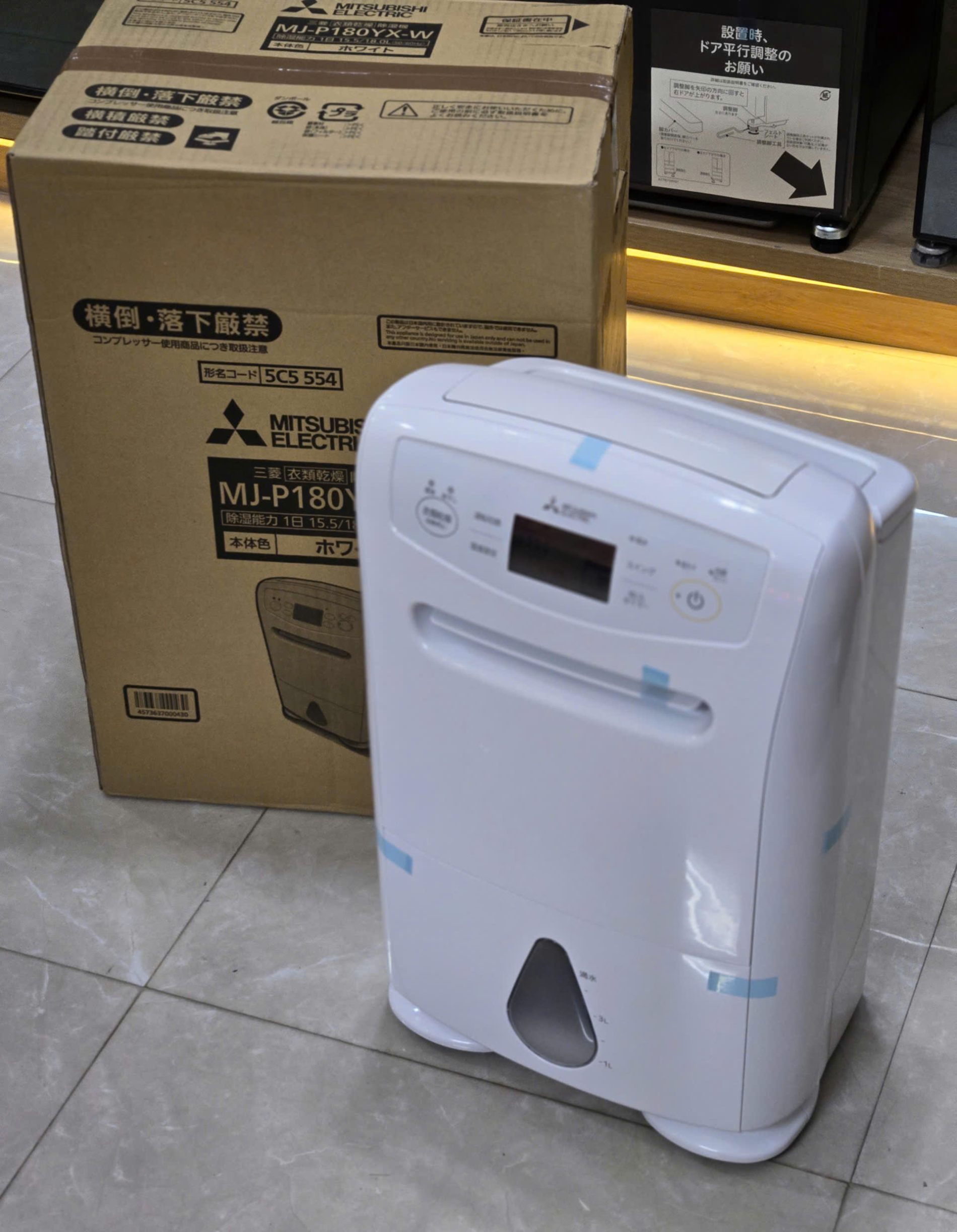 máy hút ẩm Mitsubishi MJ-P180YX-W tại showroom Hiệp Hồng Japan