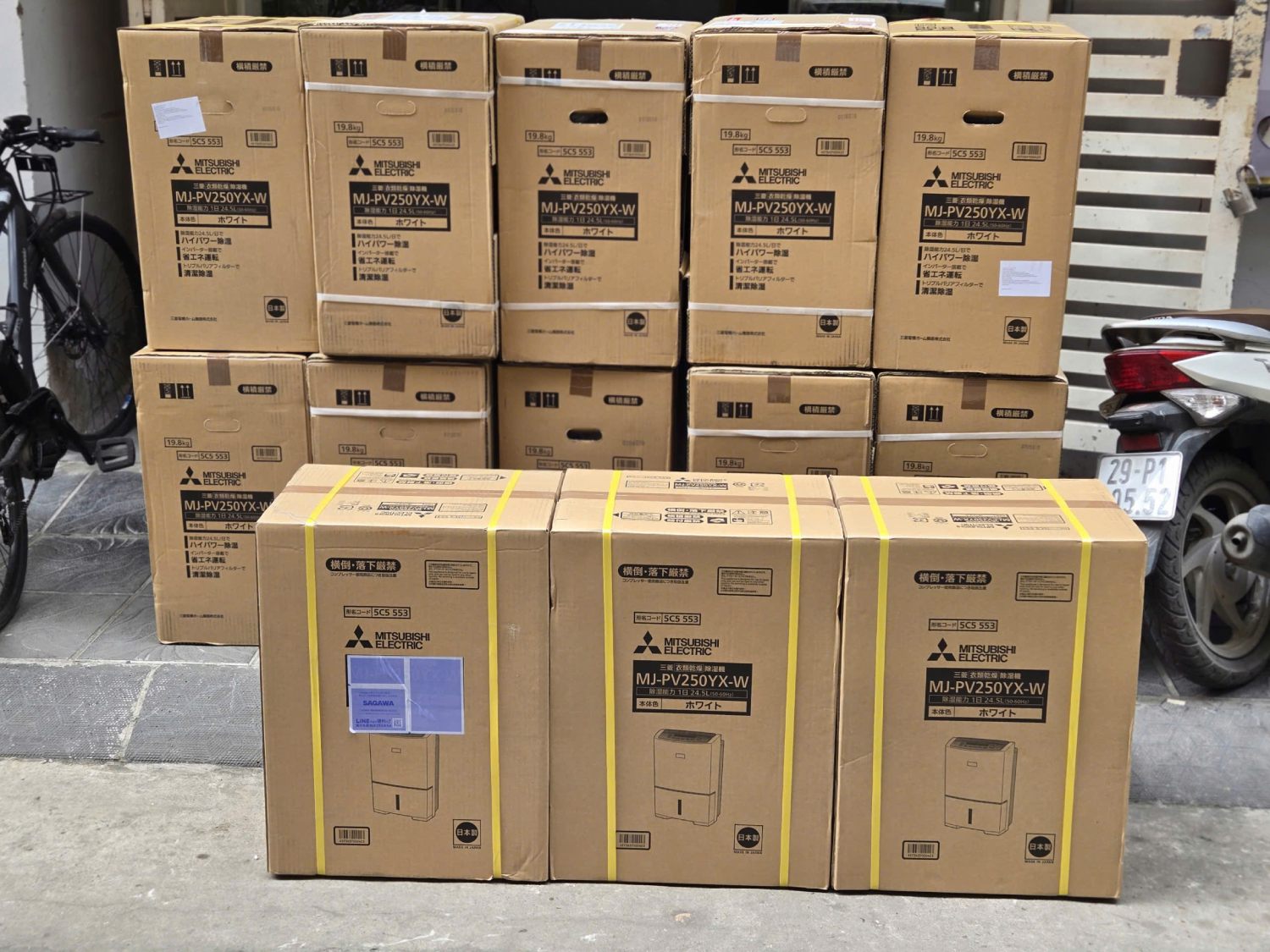 lô hàng máy hút ẩm Mitsubishi MJ-PV250YX-W mới về showroom Hiệp Hồng Japan