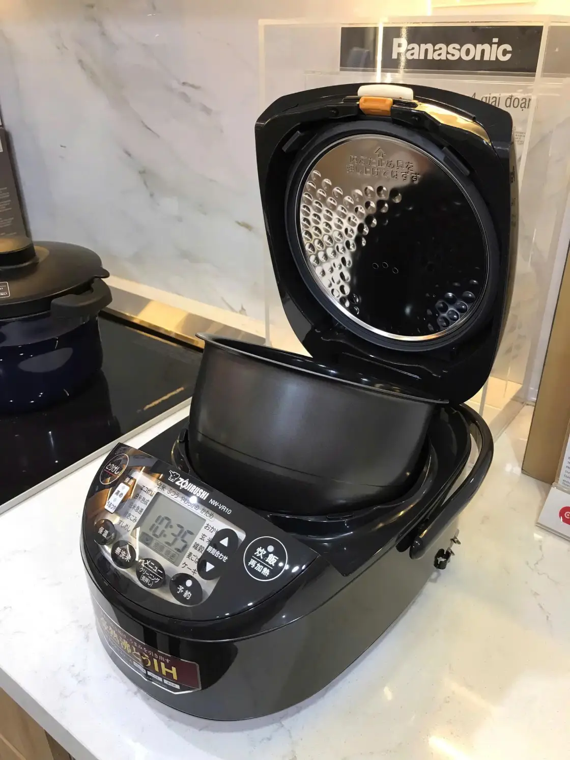 Nắp trong và lòng nồi Zojirushi NW-VR10-BA khi mở nắp