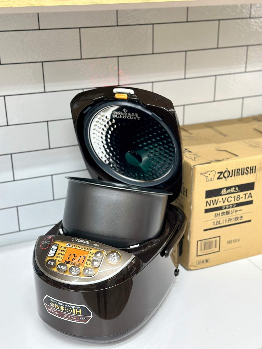 Zojirushi NW-VC18 chat lieu cao cap