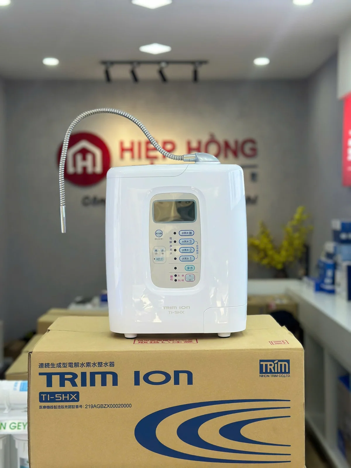 Máy Trim Ion TI-5HX trưng bày tại showroom Hiệp Hồng Japan