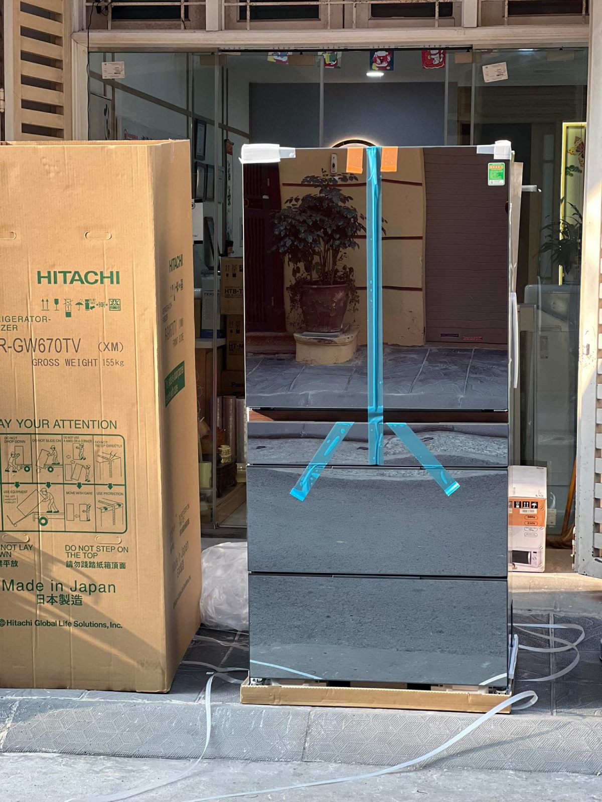 Hitachi R-GW670TV XM Thiết kế mặt kính gương xám khói sang trọng