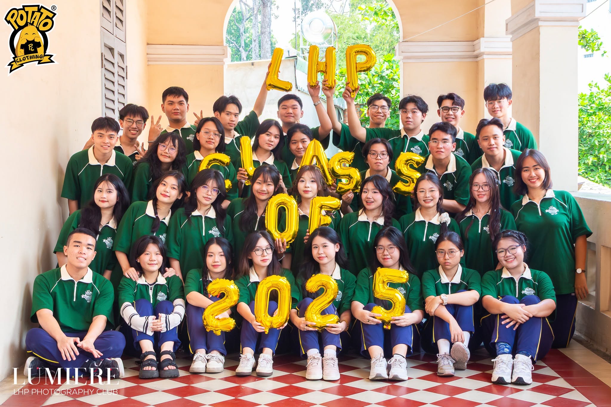 Học sinh mặc áo lớp xanh lá 1