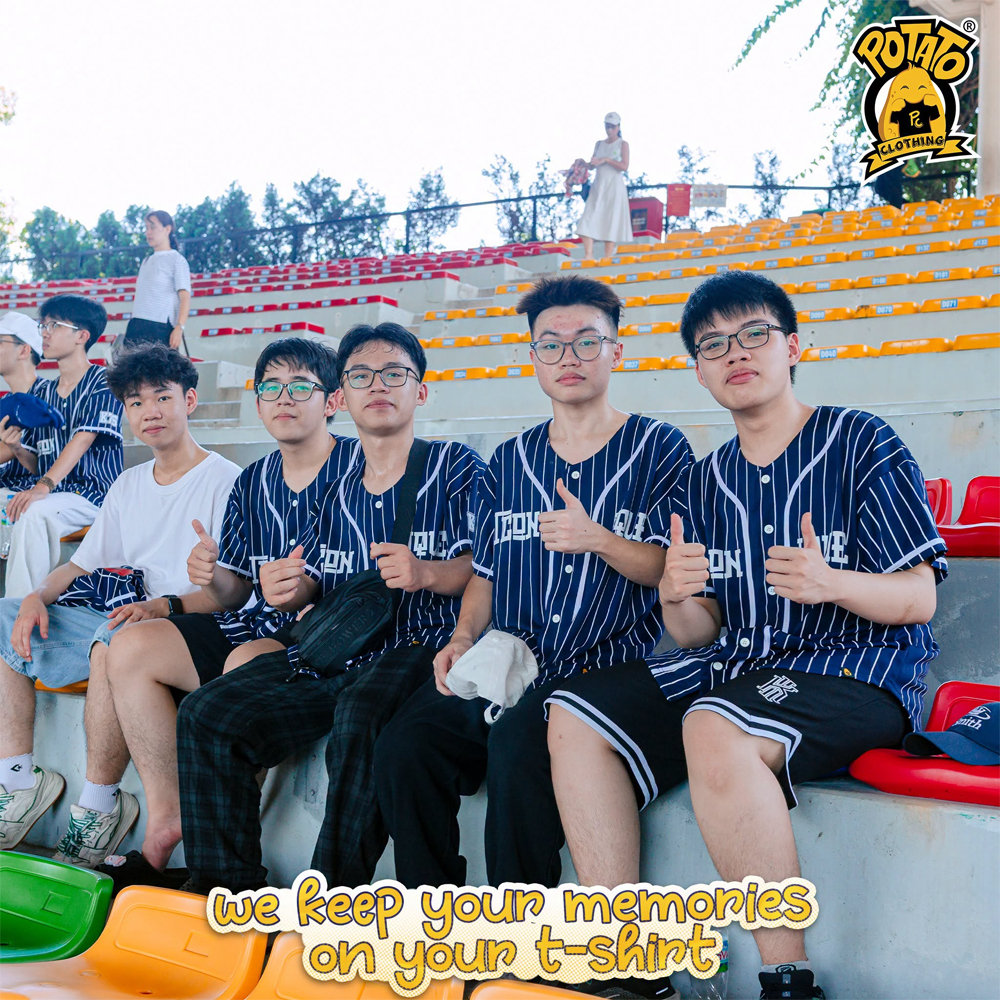 Áo thun bóng chày Potato trong outfit streetwear trẻ trung