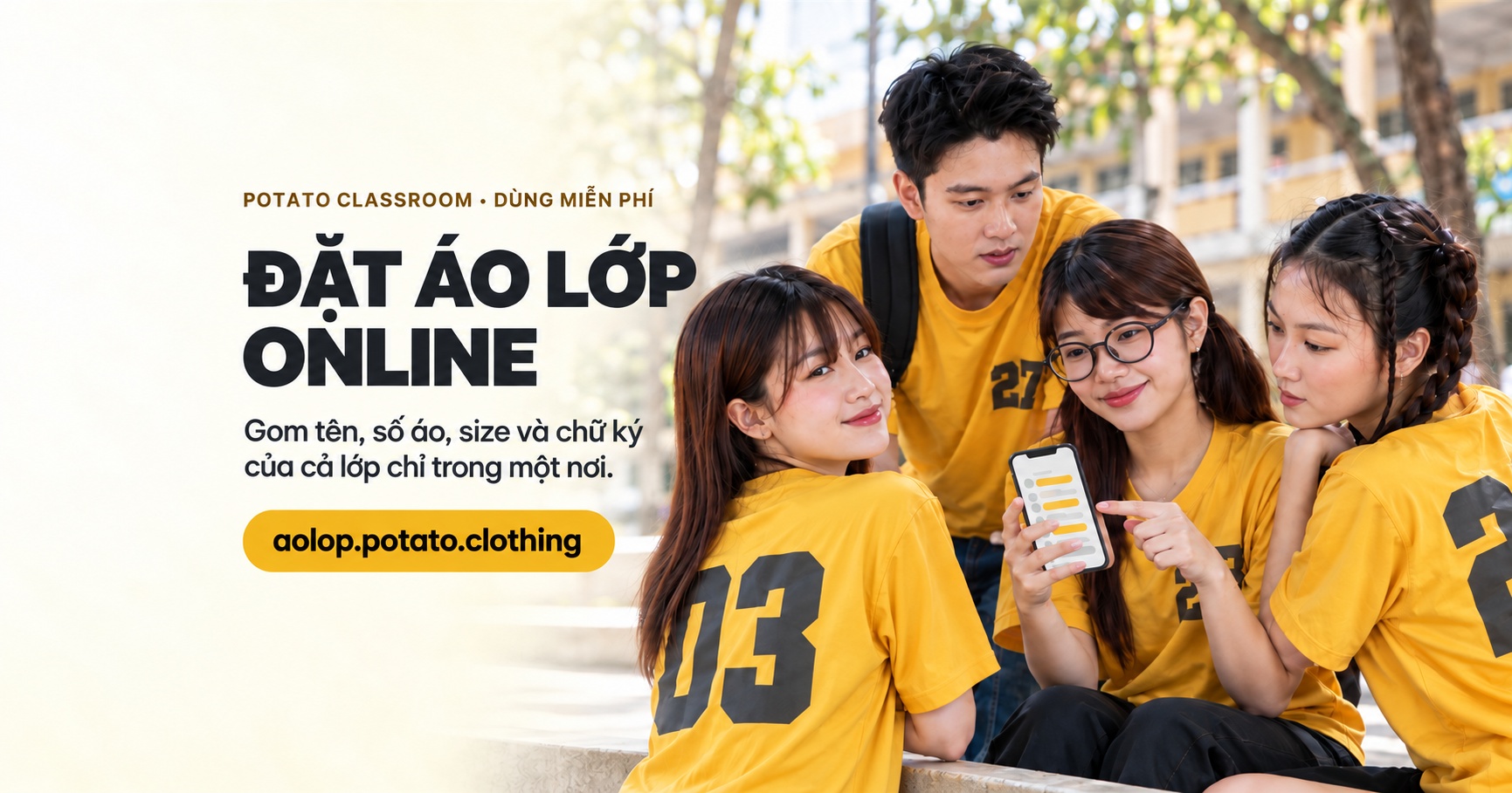 Nhóm học sinh mặc áo lớp màu vàng điền tên, số áo và size trên điện thoại
