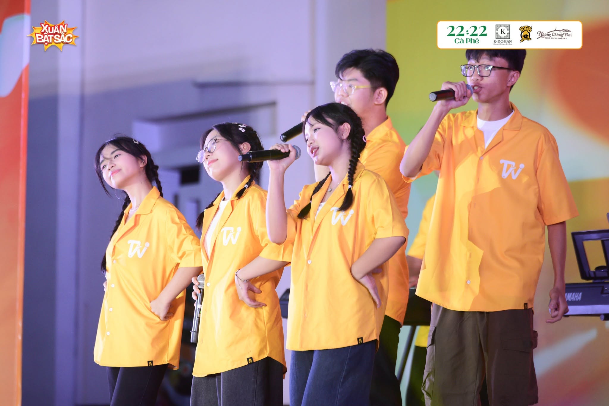 Feedback áo lớp vàng trẻ trung của học sinh