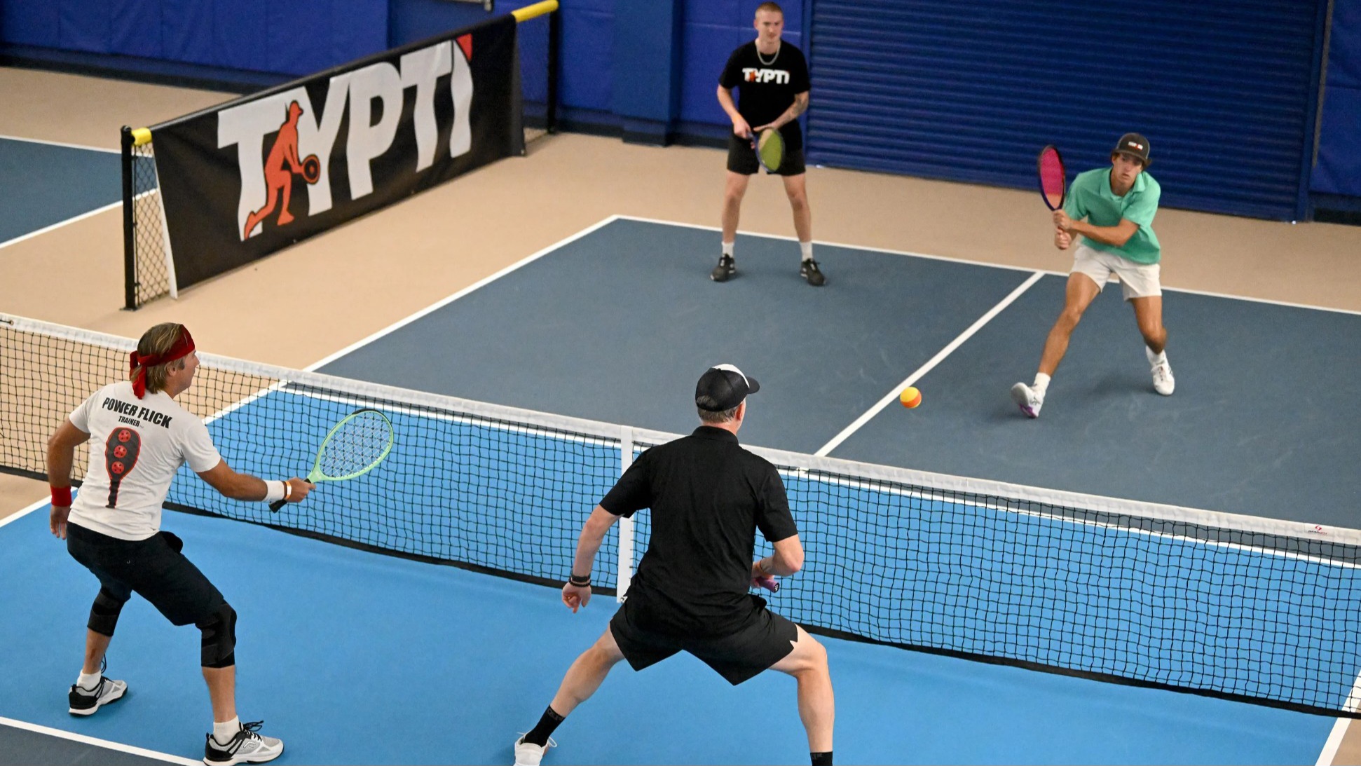 Người chơi TYPTI trên sân pickleball với vợt carbon fiber và bóng xốp có rãnh