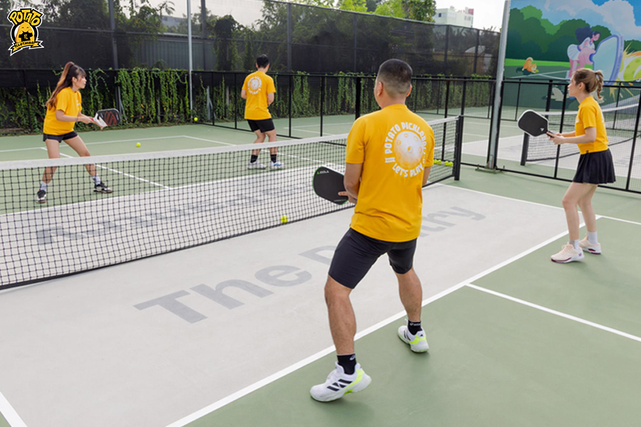 Người chơi Pickleball hô to điểm số trước khi giao bóng theo đúng luật
