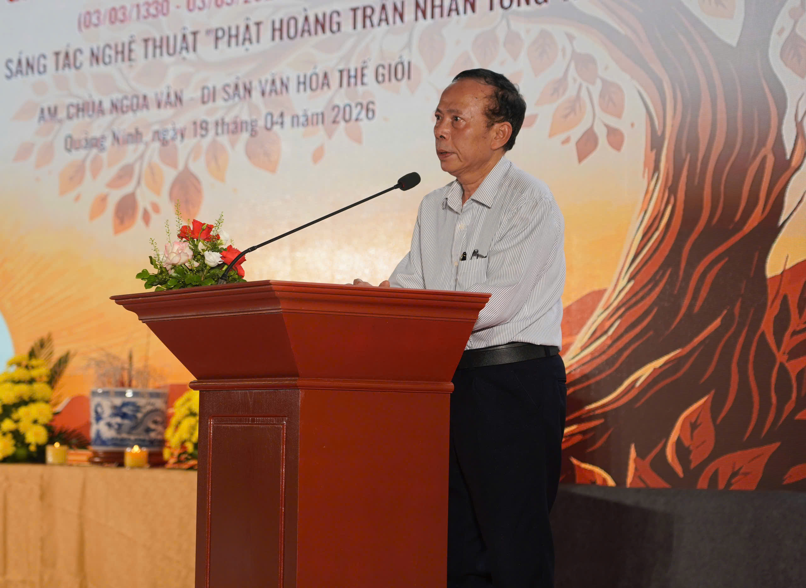 Nhà văn, nhà báo Hoàng Dự - tổng biên tập Thời báo Văn học nghệ thuật, đại diện Ban tổ chức cuộc thi thông tin về thể lệ cuộc thi