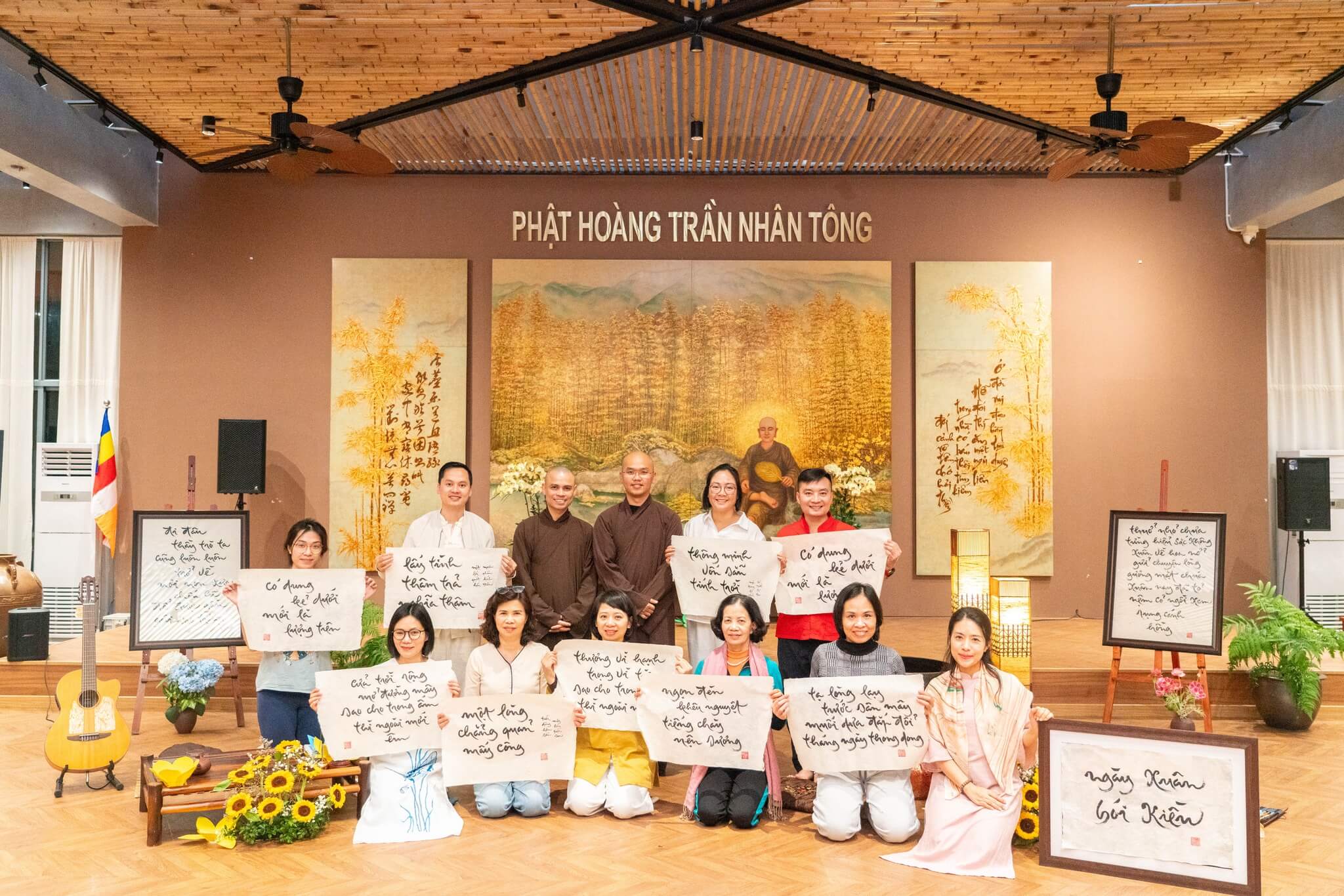 Không gian thiền đường ấm áp và trang nghiêm