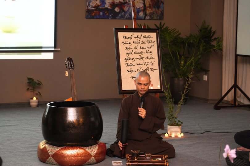 Thầy Thích Chân Trời Tinh Khôi chủ giảng chương trình pháp thoại và dẫn thiền 